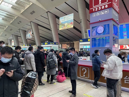 实探：爆满的火车站！候车室人声鼎沸，有人提前4小时到，“买不到票就拼车回家”