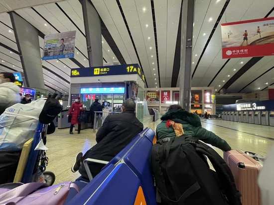 实探：爆满的火车站！候车室人声鼎沸，有人提前4小时到，“买不到票就拼车回家”