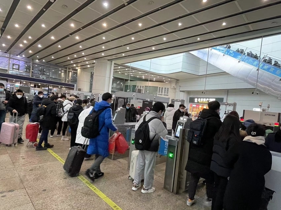 实探：爆满的火车站！候车室人声鼎沸，有人提前4小时到，“买不到票就拼车回家”