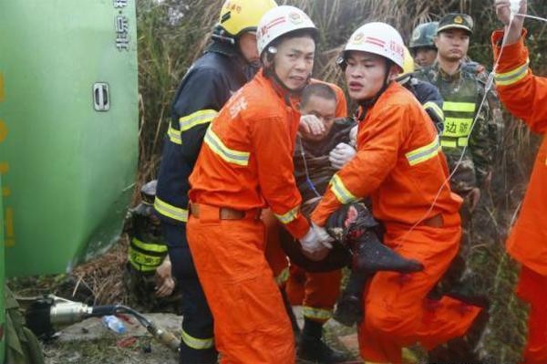 {賭馬}(湖南载22人旅游客车翻下山谷的视频)